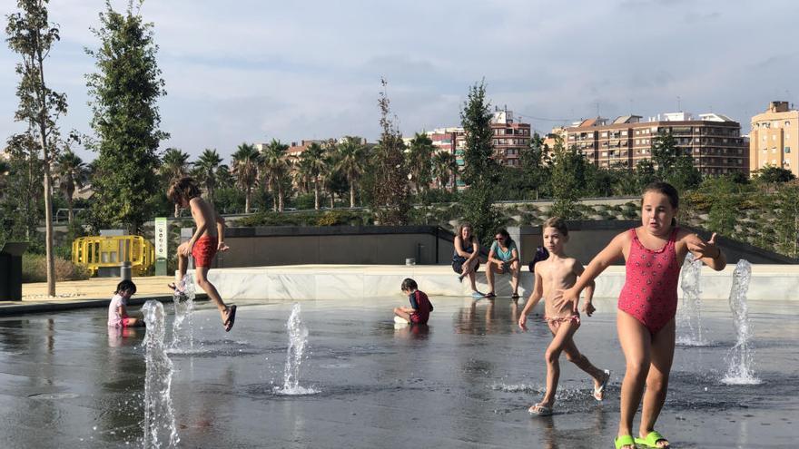 Las fuentes ayudan a sofocar el calor en València.