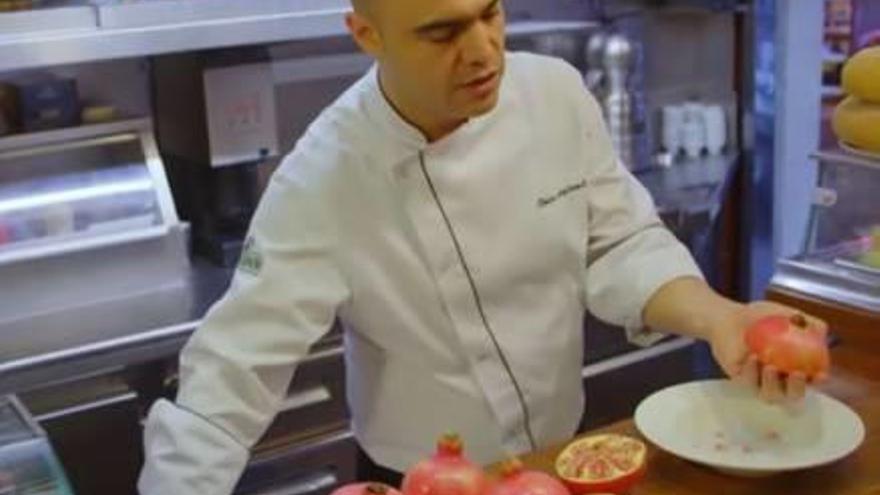 Un fotograma del documental del canal Arte El fruto de los dioses: la granada;en el que aparece el cocinero Odón Martínez.