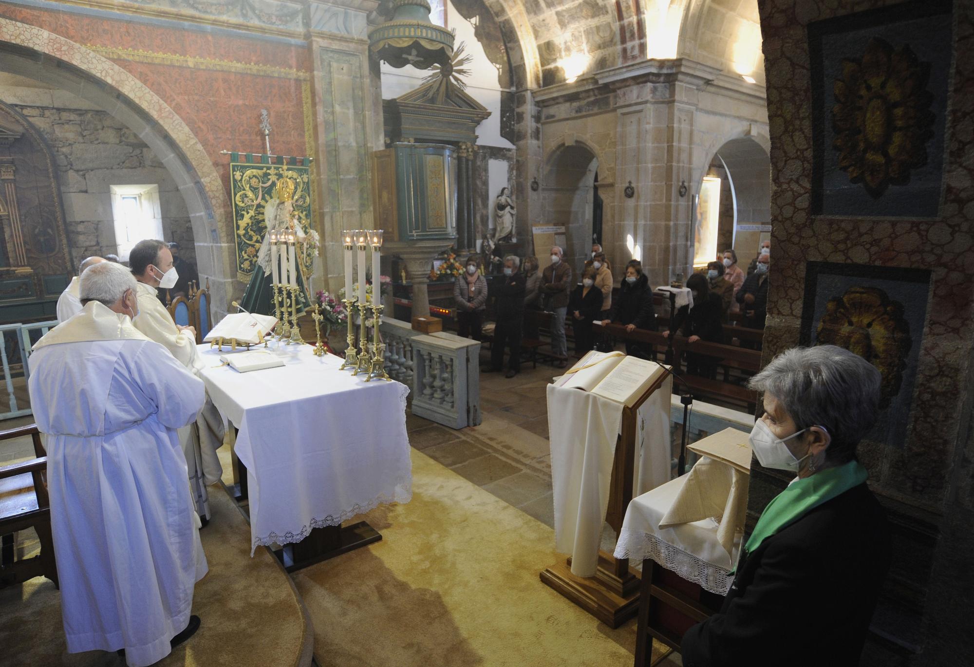 'O Corpiño pequeno' reparte sus feligreses entre su templo y Facebook