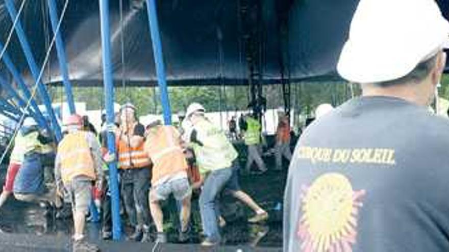 Operarios durante el montaje de la carpa del Circo del Sol en Gijón.