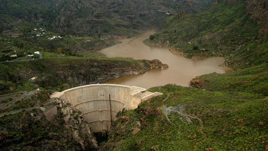 Vista aérea del muro y la presa de Soria. i YAIZA SOCORRO