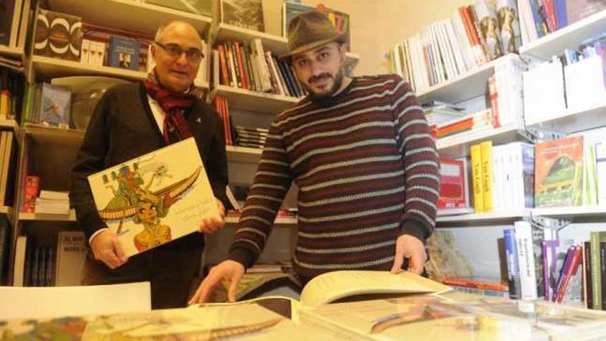 Francisco Xosé Fernández Naval e Ali Ali, onte na librería Nova Colón, en San Andrés. / carlos pardellas