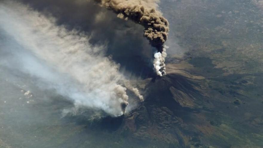 El volcà Etna entra en erupció i obliga a tancar l&#039;aeroport de Catània