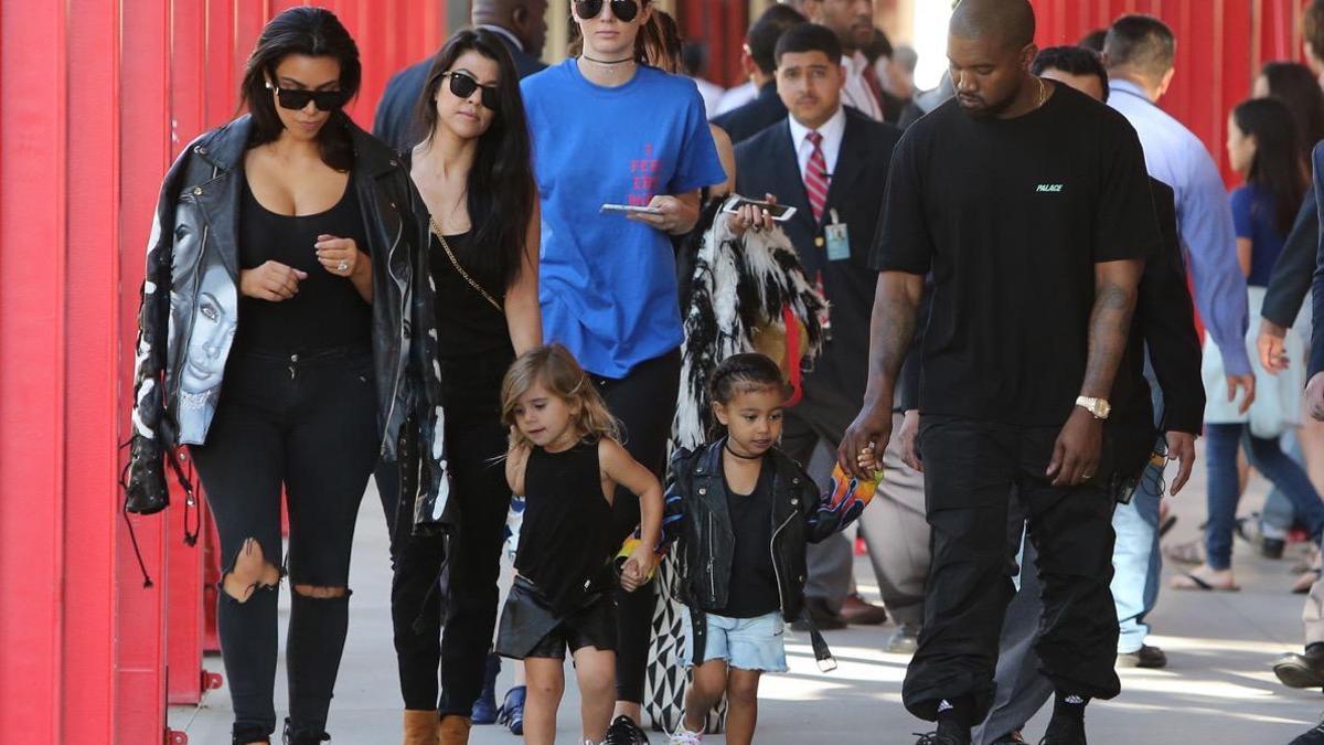 Visita del clan Kardashian al museo, la familia al completo.