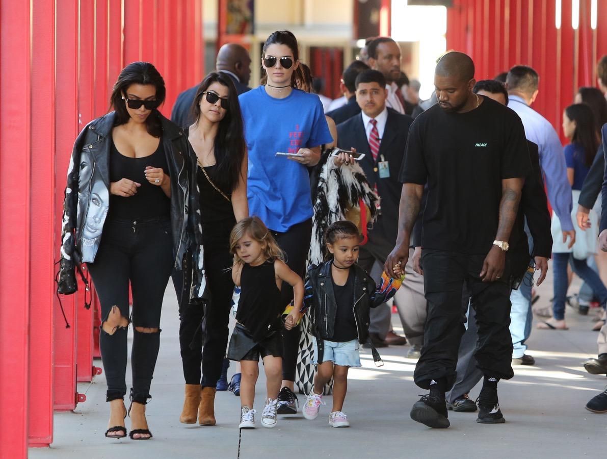 Visita del clan Kardashian al museo, la familia al completo.