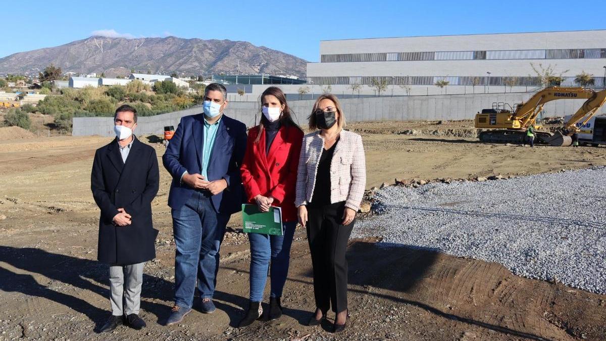 José Labrador, Josele González, Mercedes  García Paine y Mariló Olmedo, visitan los primeros movimientos en la parcela.