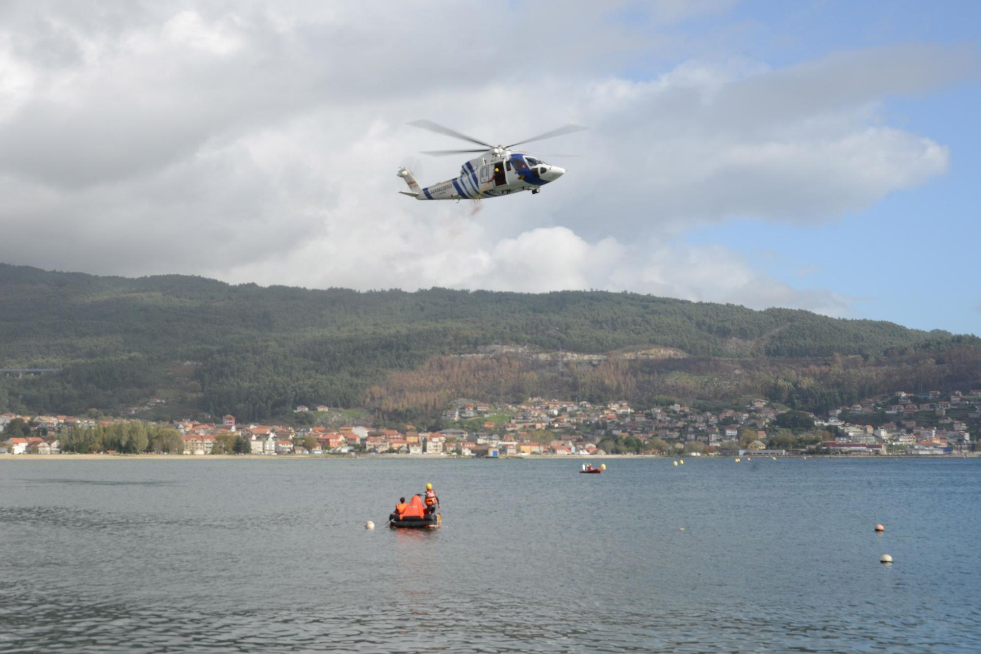 Escenas del simulacro de rescate frente a Moaña.