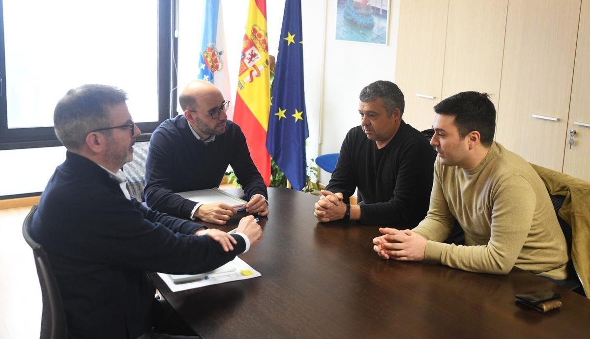 Isaac Rosón, segundo esquerda, e Pedro Pérez, terceiro, na xuntanza en Santiago.