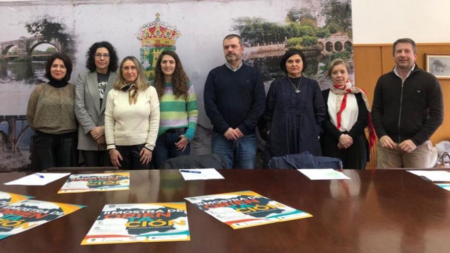 Representantes de la comunidad educativa estradense, junto a Amalia Goldar en la presentación de ayer.