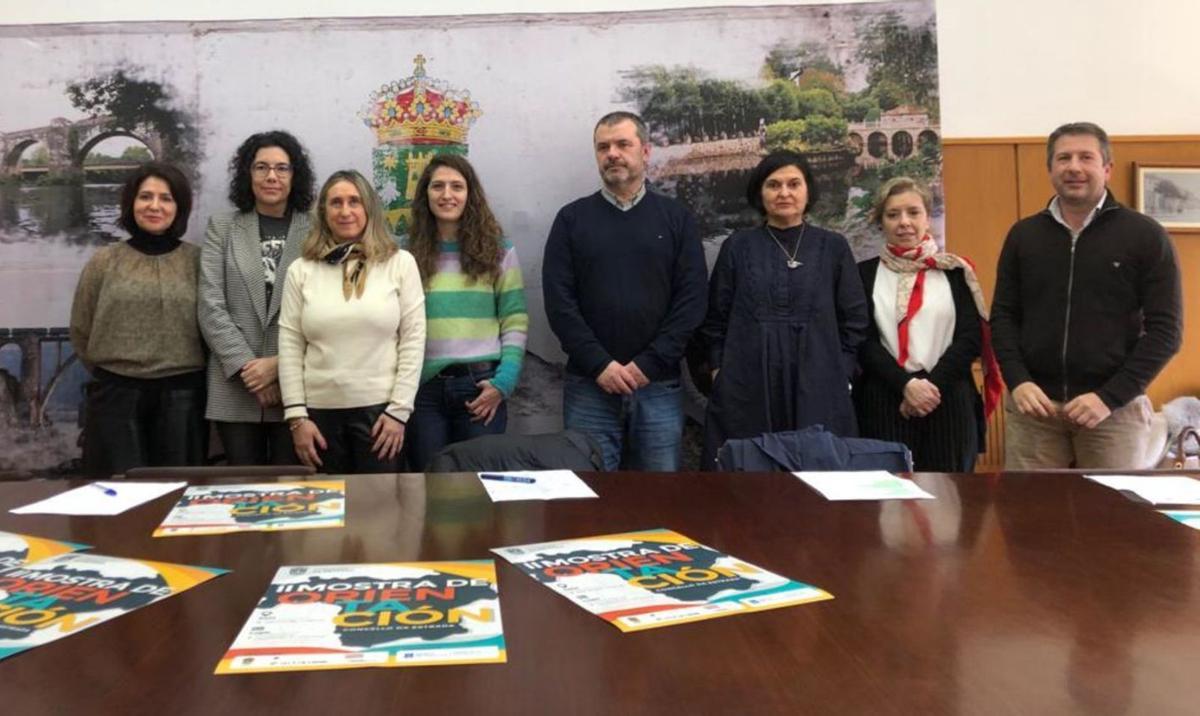 Representantes de la comunidad educativa estradense, junto a Amalia Goldar en la presentación de ayer.