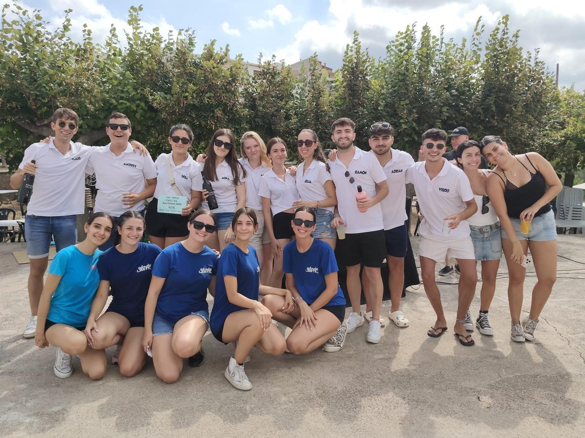 El grupo ganador del concurso de paellas