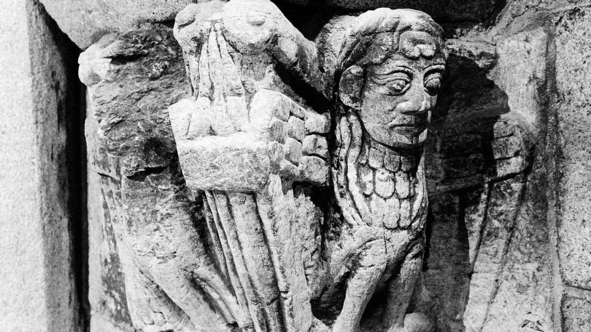 Harpía, corpo de ave de presa e cabeza de muller, na igrexa de Santiago de Breixa en Silleda.
