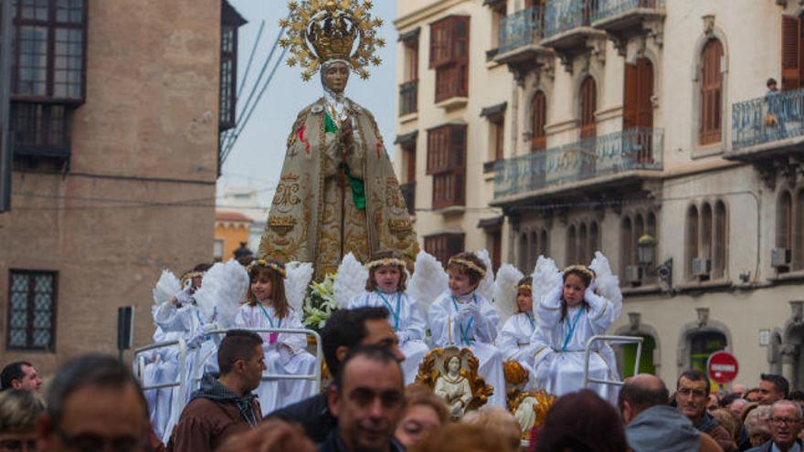 El trono de la Virgen de La Asunción a su salida de la basílica de Santa María