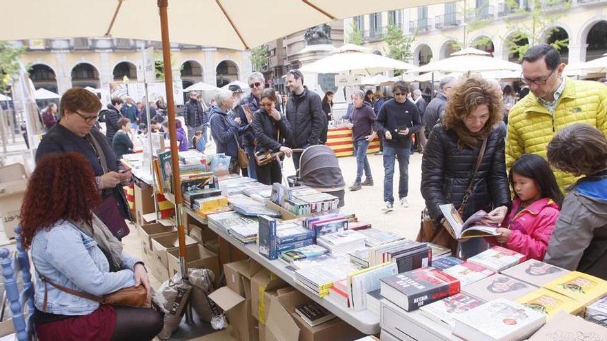 Parades de llibres a la plaça Independència, el 20 d&#039;abril del 2019