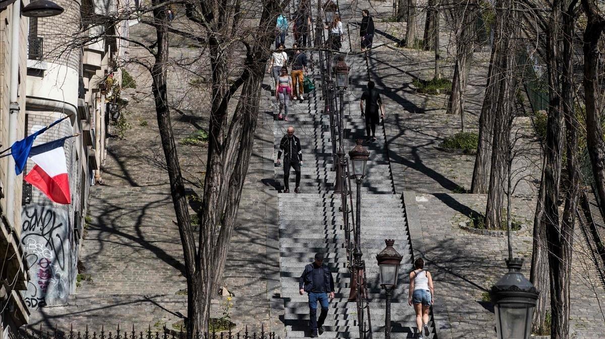 zentauroepp53033207 people go for a walk during a sunny day in montmartre in par200406182413