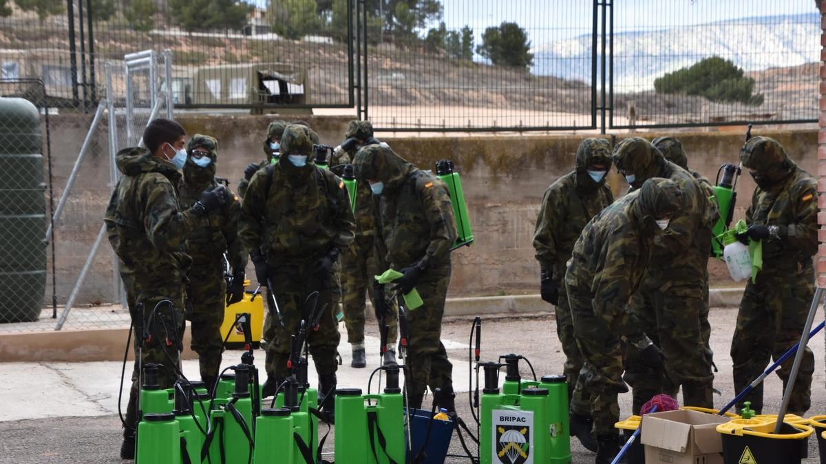 La Brigada Paracaidista del Ejército de Tierra de Murcia a su llegada al colegio de Pinoso.