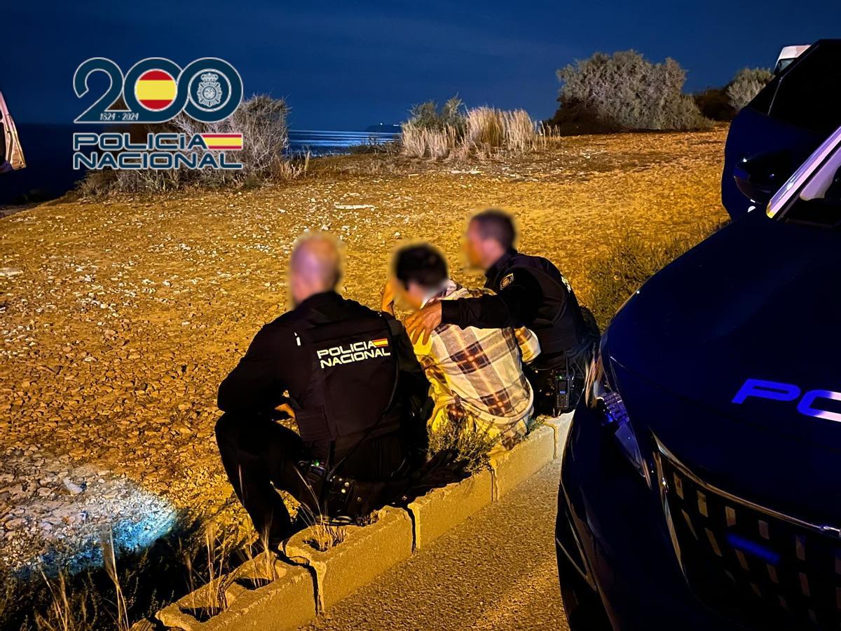 Los agentes consuelan a la mujer tras ser rescatada in extremis
