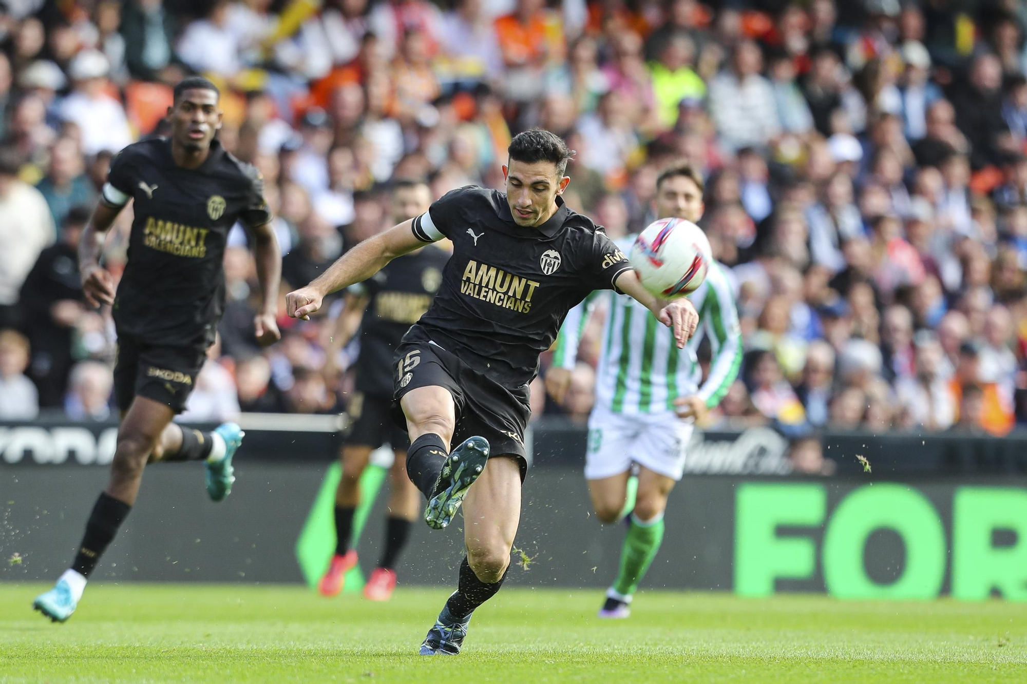 Cesar Tarrega of Valencia CF in action during the Spanish league, La Liga EA Sports, football match played between Valencia CF and Real Betis Balompie at Mestalla stadium on November 23, 2024, in Valencia, Spain. AFP7 23/11/2024 ONLY FOR USE IN SPAIN. Ivan Terron / AFP7 / Europa Press;2024;Soccer;Sport;ZSOCCER;ZSPORT;Valencia CF V Real Betis Balompie - La Liga EA Sport;