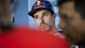 Àlex Márquez conversa con su ingeniero poco antes de la salida del GP de los Países Bajos.
