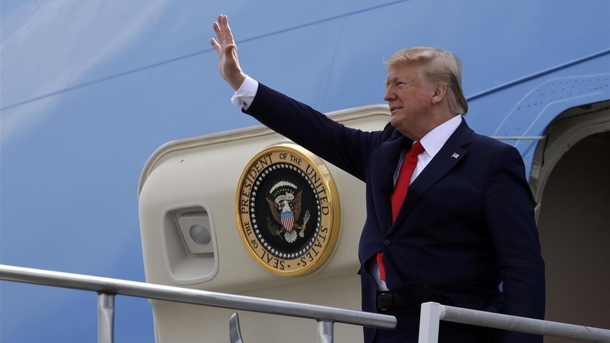 El presidente de EEUU, Donald Trump, saluda a su llegada a West Columbia, este viernes.