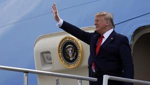 El presidente de EEUU, Donald Trump, saluda a su llegada a West Columbia, este viernes.