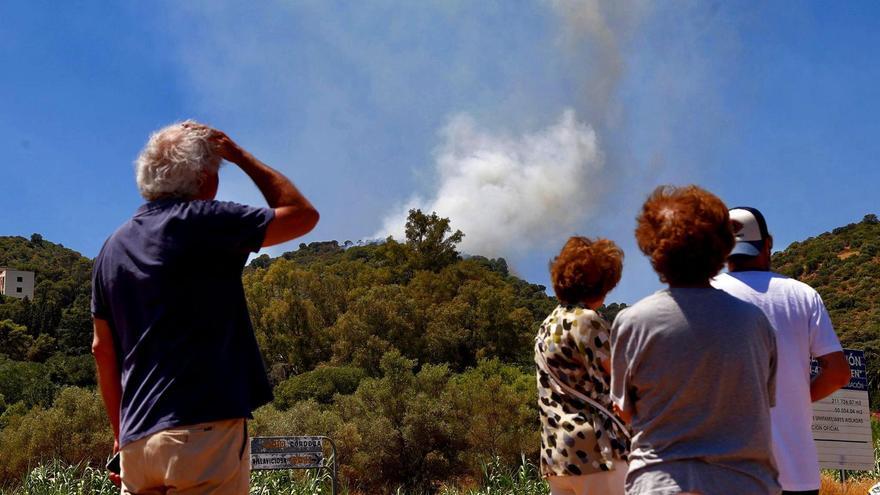 Unas 500 personas desalojadas de la piscina Assuan por el incendio forestal en la sierra de Córdoba