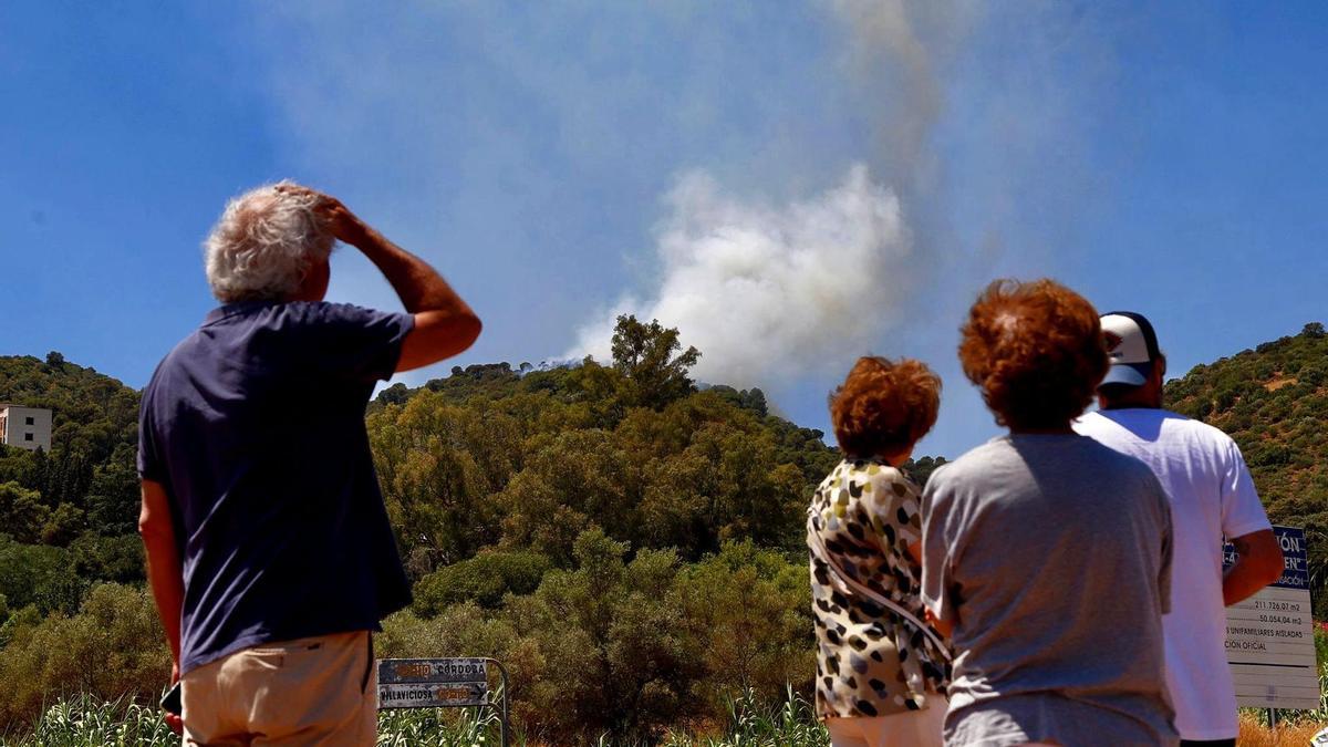 Un grupo de personas contempla el incendio de la sierra de Córdoba.