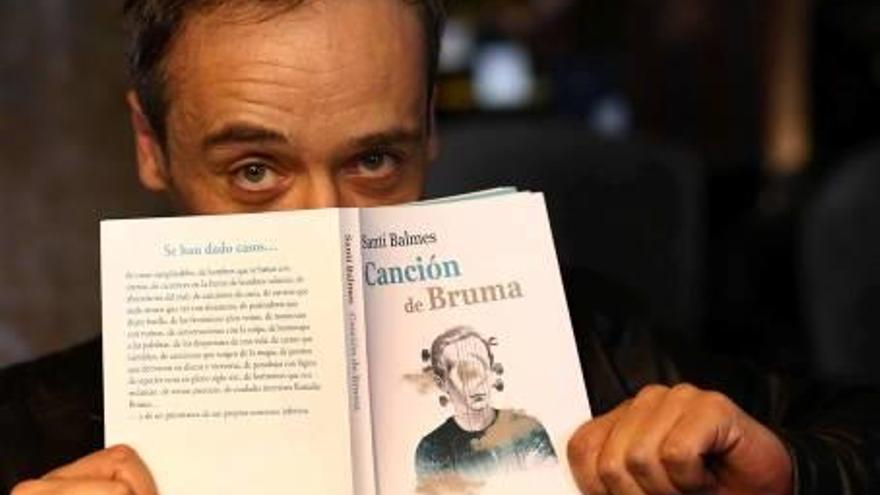Santi Balmes amb el seu nou llibre, «Canción de Bruma».