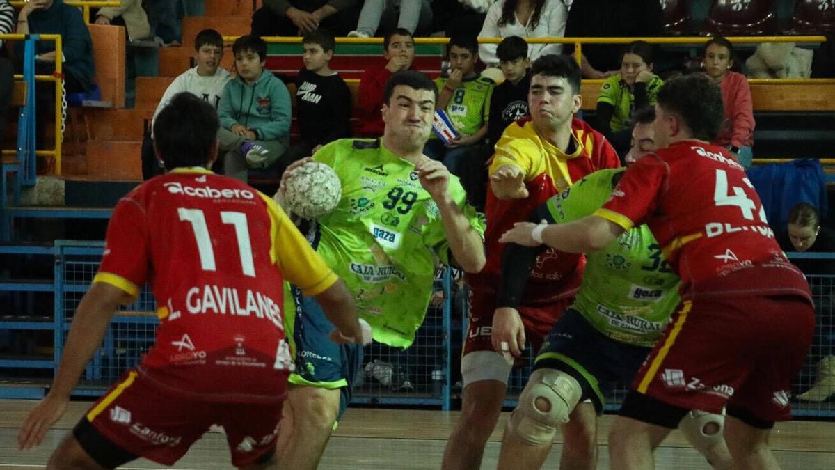 Escudero busca zafarse de la defensa del filial del Atlético Valladolid B para lanzar.