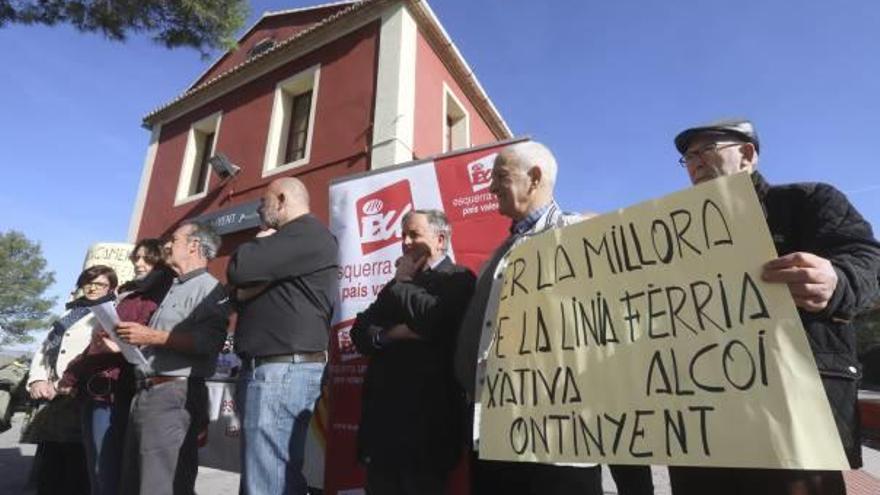 Sixto y Pérez Garijo con Garcia, Blanes y Ruiz, ayer en la acción reivindicativa en Ontinyent.