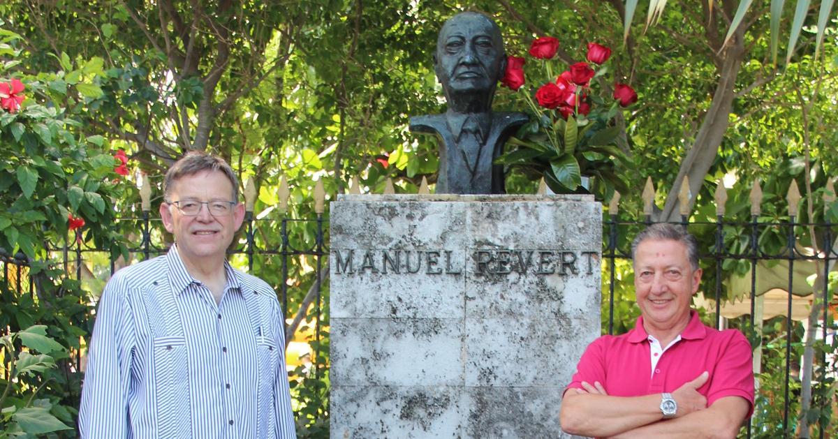 El busto de Manuel Revert en la Habana, flanqueado por Ximo Puig y José Ramón Revert.