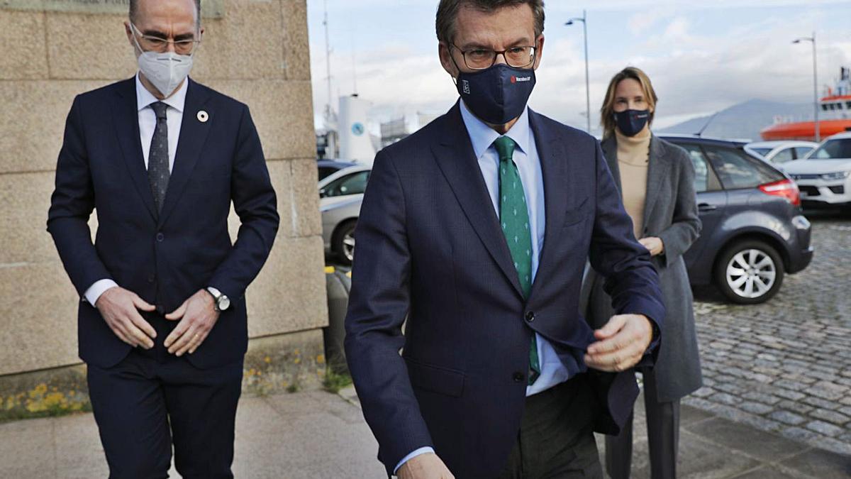 Almuiña, Feijóo y Fernández-Tapias, a la llegada al Edificio de Sesiones de la Autoridad Portuaria.