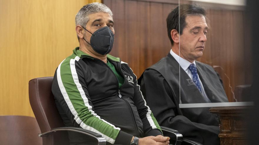 Bernardo Montoya, acusado de la agresión sexual y asesinato de Laura Luelmo, en la sala de  la Audiencia de Huelva.