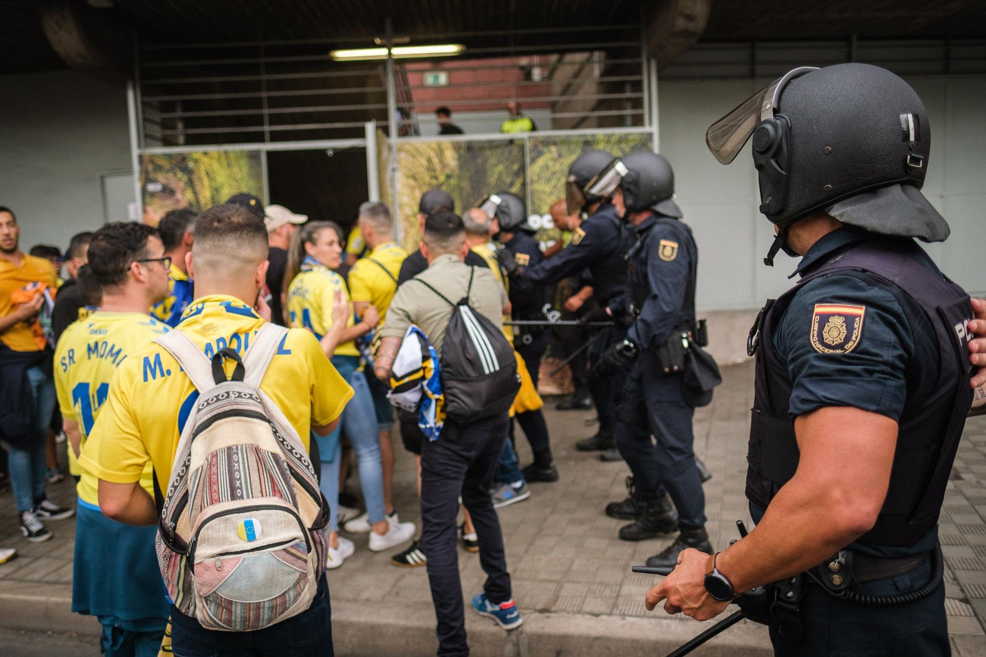 Ambiente e incidentes de la afición de la UD Las Palmas antes de llegar al Heliodoro