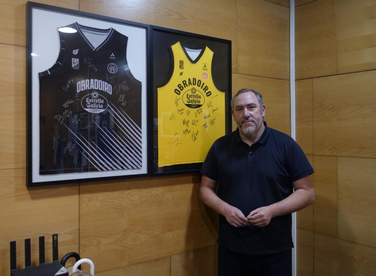 Héctor Galán, en su despacho como director general del Monbus Obradoiro. En el recuadro, con Fernando Villabella, presidente del Oviedo Baloncesto, el día de su despedida del club en Pumarín.  | M. O. / OCB