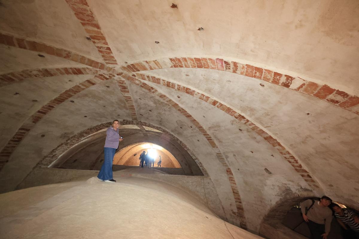 Fotos de la visita de arquitectos de todo el mundo a las bóvedas tabicadas de la iglesia arciprestal de Vila-real