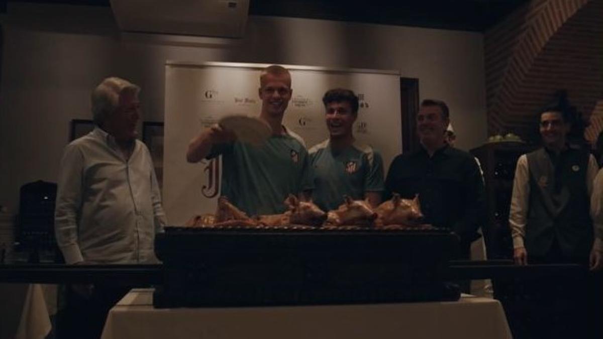El Atlético de Madrid se pone las botas con su tradicional cena del cochinillo