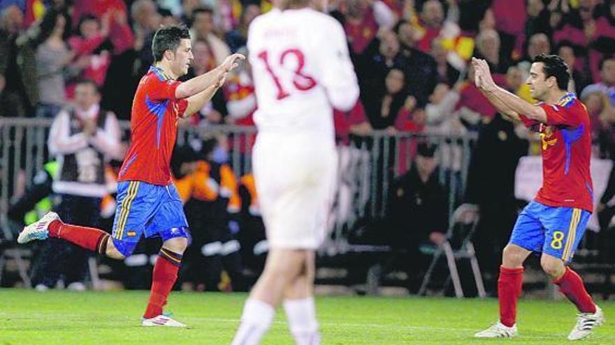 Villa celebra con Xavi uno de sus goles frente a la República Checa. / marcelo del pozo / reuters