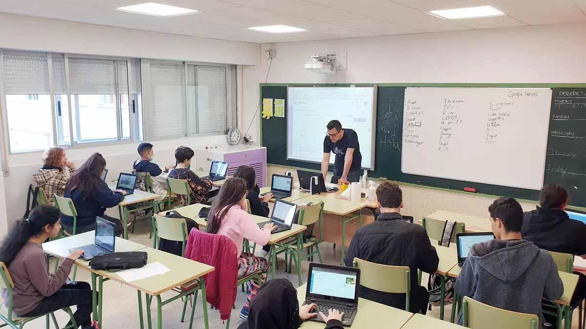 Alumnado en un aula con libro digital.