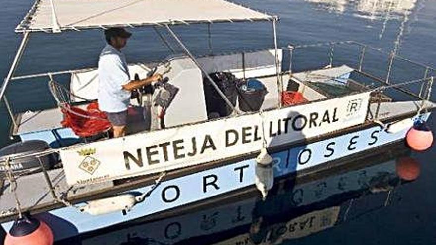 L&#039;embarcació de neteja de sòlids flotants del port de Roses.