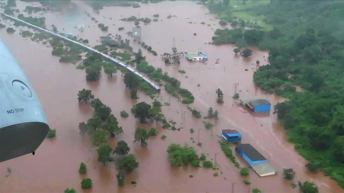 Imagen aérea del tren bloqueado por las inundaciones provocadas por el monzón, este sábado cerca de Bombay.