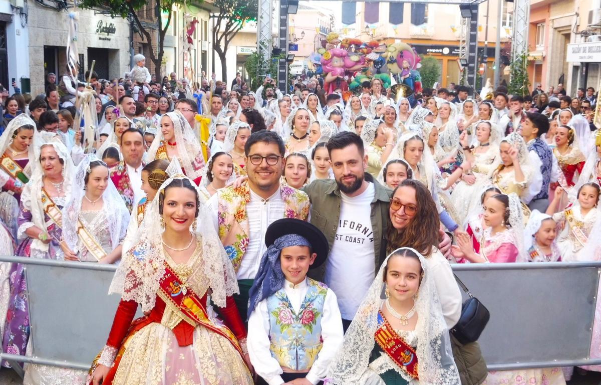 Beitia con el presidente de la comisión y otros cargos festeros y al fondo el resto de falleros tras llegar de l'Ofrena