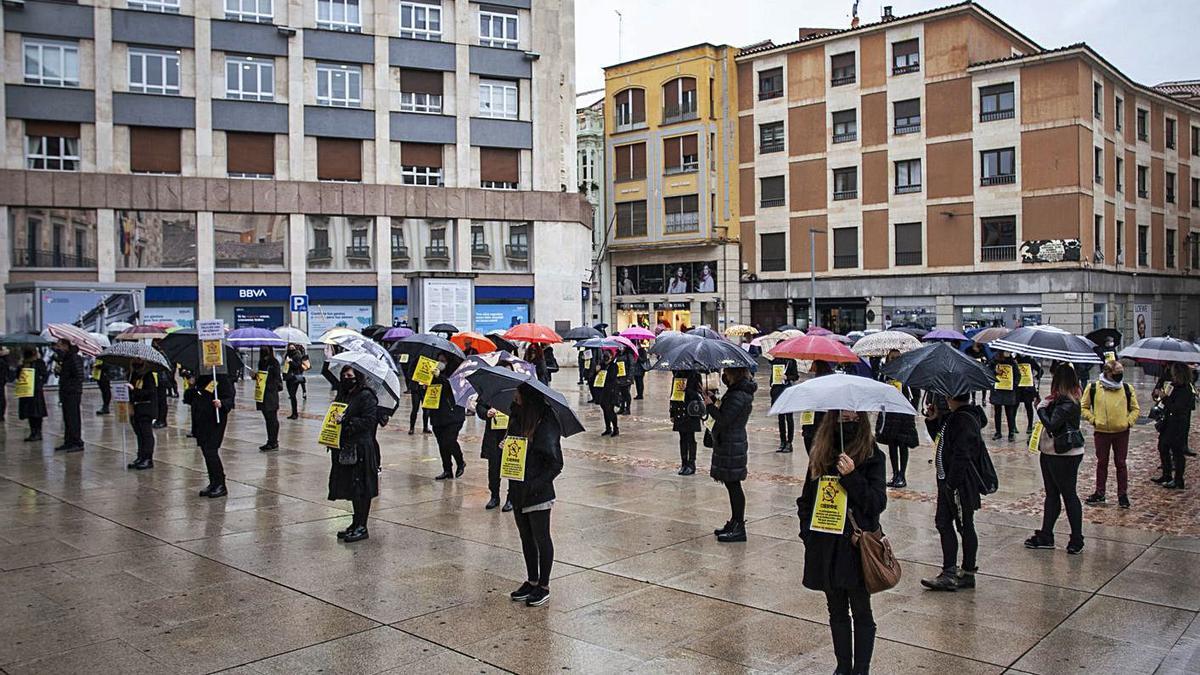 Con medidas de seguridad estrictas, peluqueras y peluqueros exigen medidas para evitar el cierre. | Emilio Fraile