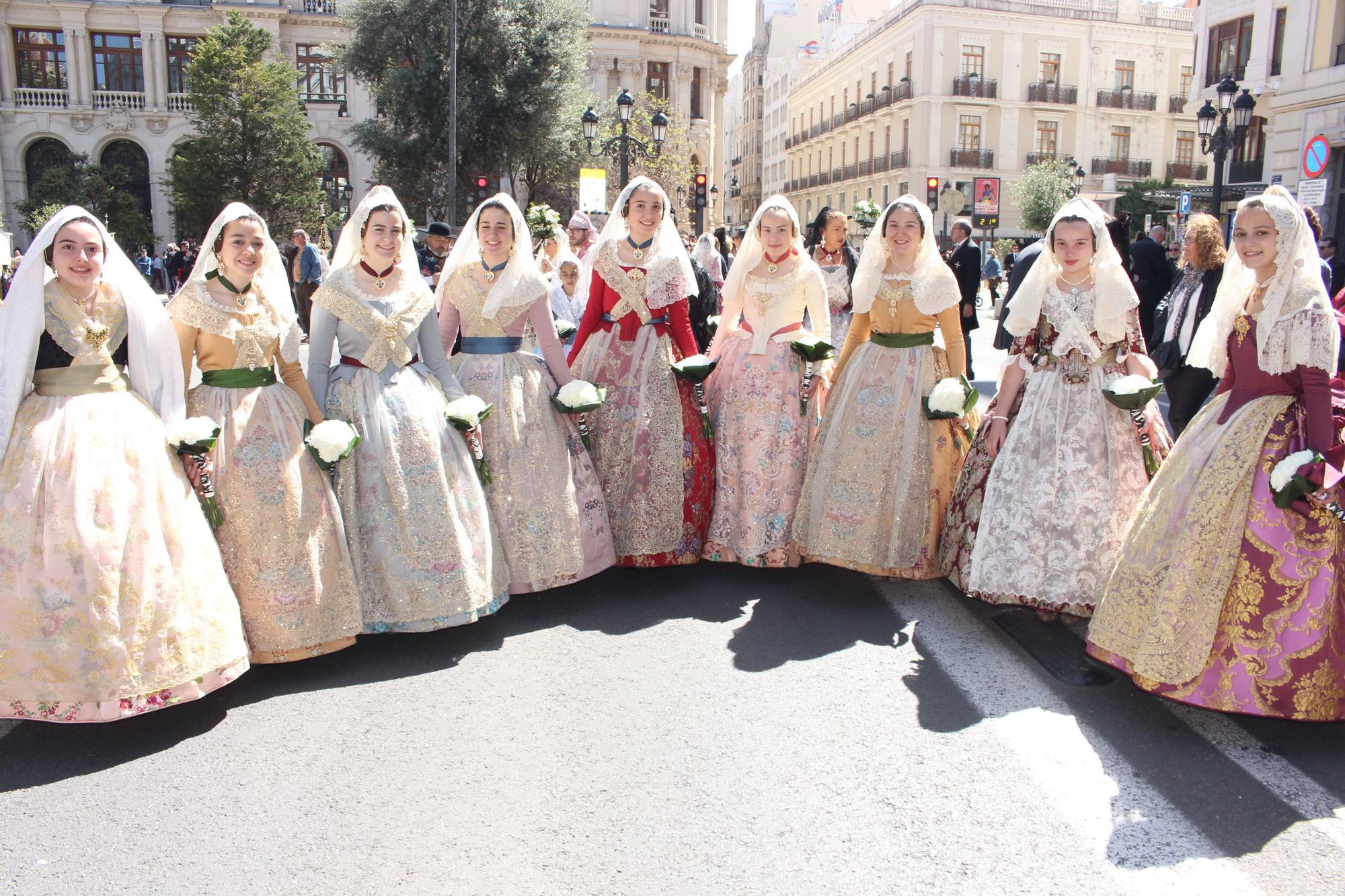 El desfile de falleras mayores en la Ofrenda a San Vicente Ferrer