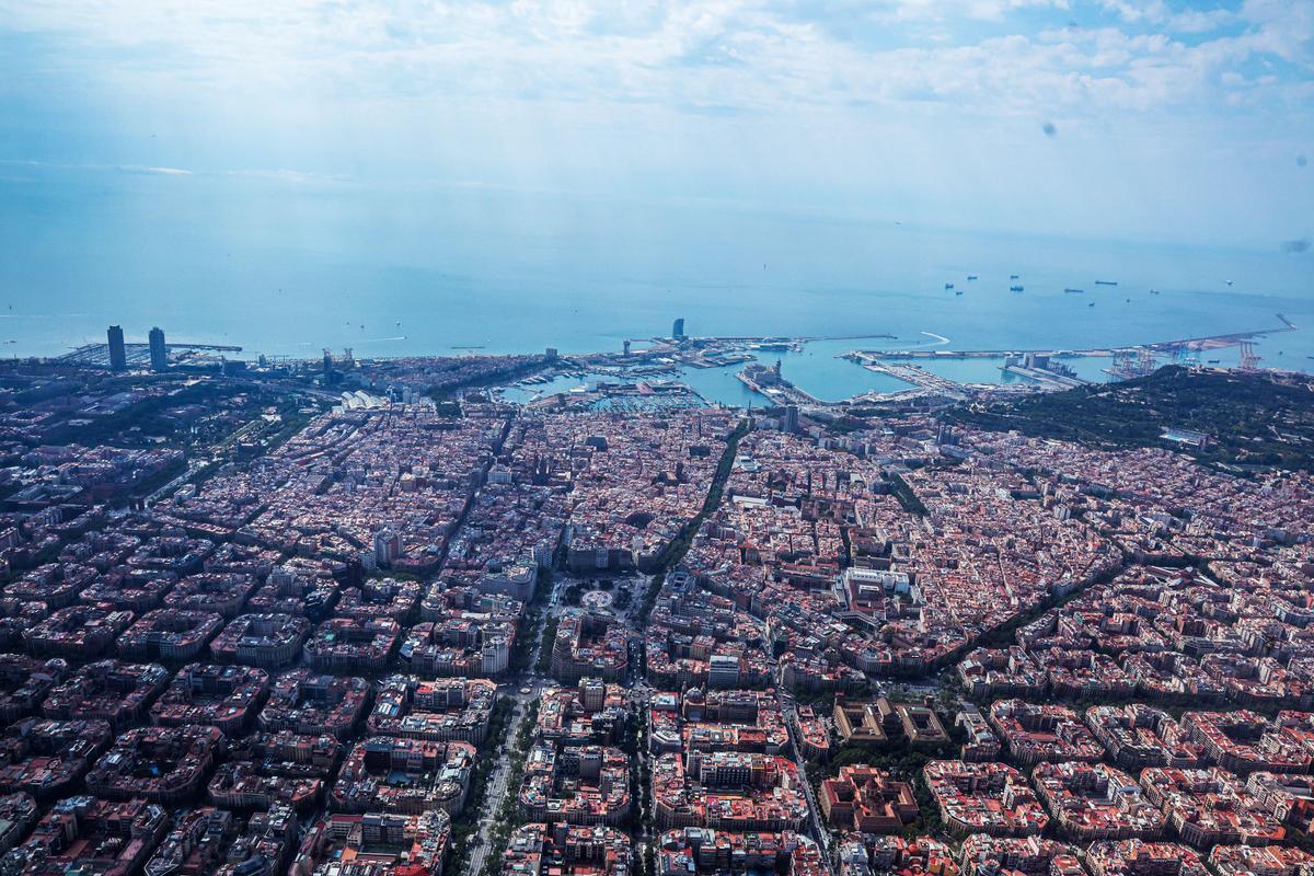 Ciutat Vella y el puerto de Barcelona, desde el aire