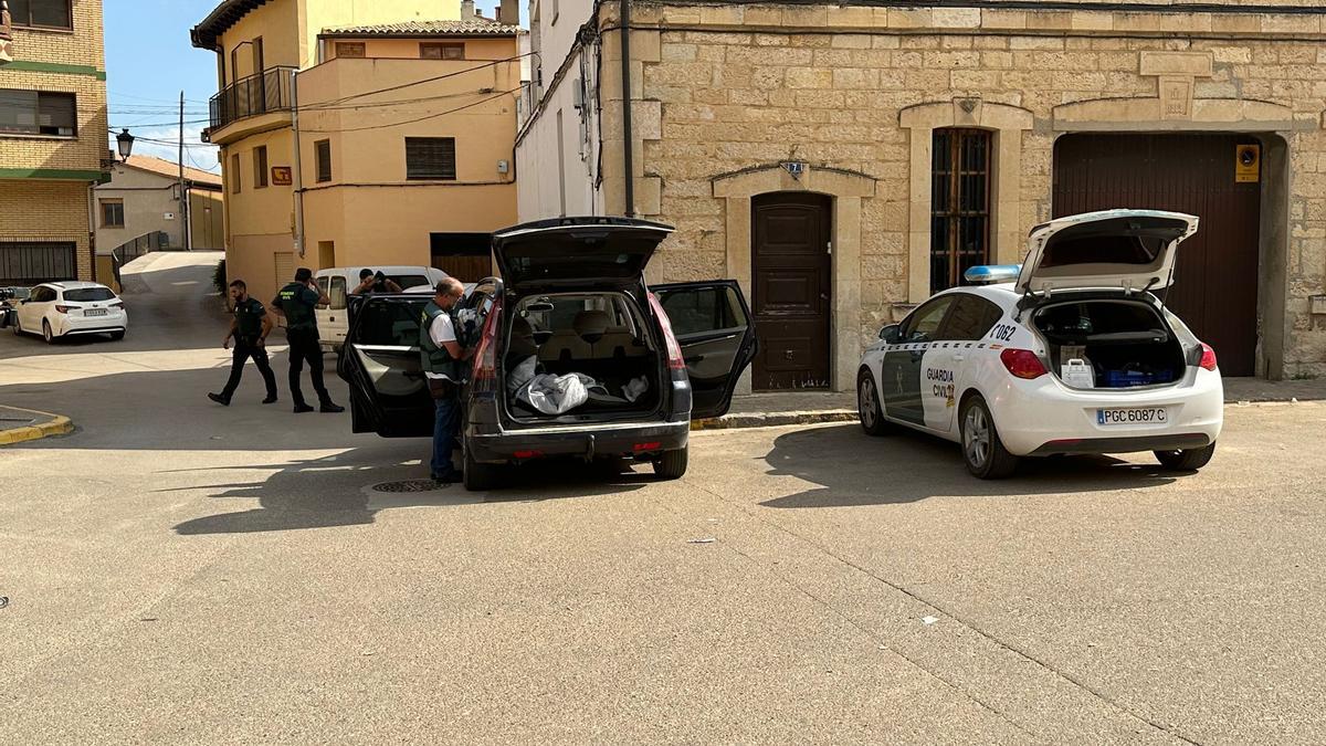 El equipo de Policía Judicial de la Guardia Civil recaba pruebas en Castellote del vehículo en el que llegó uno de los heridos.