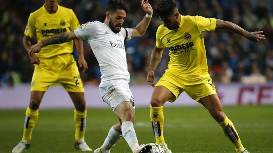 Isco Alarcón y Samu García, en un duelo de esta temporada entre ambos malagueños sobre el césped.