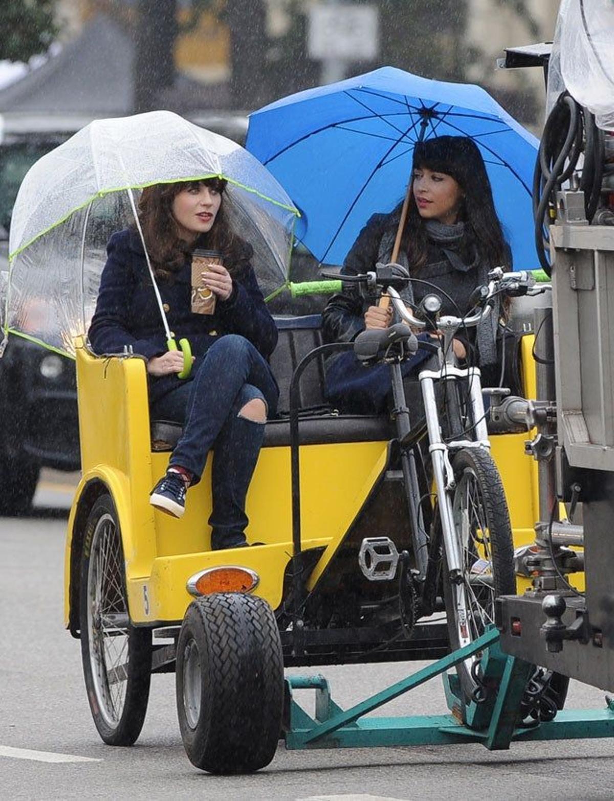 Zooey Deschanel y Hannah Simone metidas en sus papeles de Jess Day y Cece