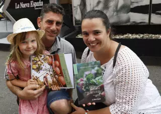 Libros y prensa para "reivindicar" lo propio: el coleccionable "La sidra asturiana, Patrimonio Mundial", aplaudido en la FIDMA
