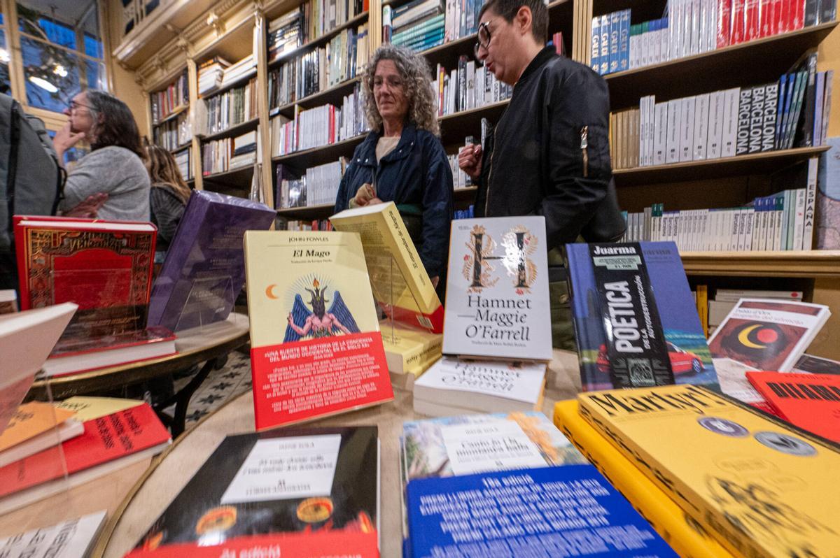 Barcelona 10/12/2025 Barcelona. La antigua propietaria de la librería, Cristina Riera, y su sucesor al frente del negocio, Rafa Serra. Reapertura librería Sant Jordi. AUTOR: MANU MITRU